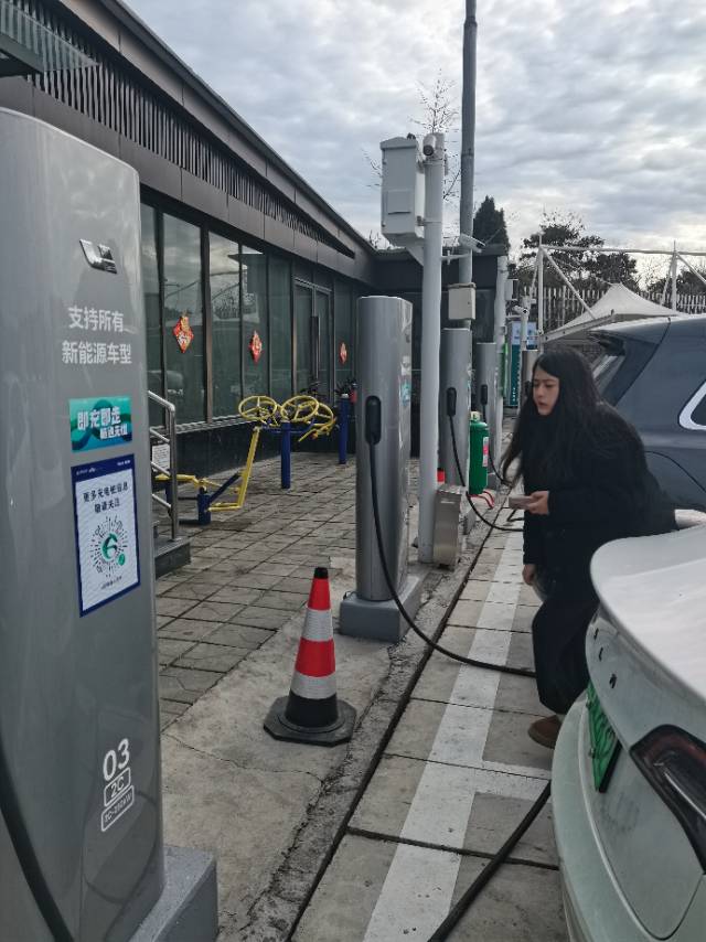 服务区人满为患，重庆这边充电有点打挤，理想2c超冲居多，比国网的还多 - 图片 2