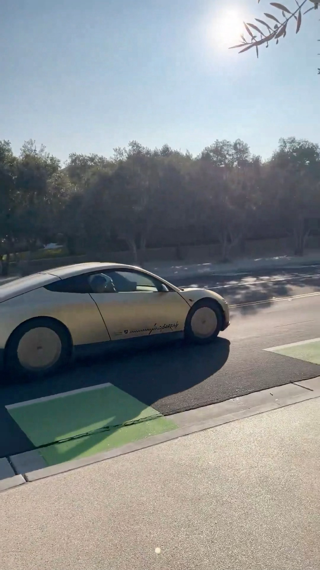 Cybercab是特斯拉 AI 战略的又一支点，也是从卖车拓展到卖出行服务的转折点，汽车卷车型、成本、配置、技术、销量，那特斯拉过去现在将来都不陪大家玩了，主动提高了自身的竞争维度，先拿出兆瓦规模的数 - 图片 1