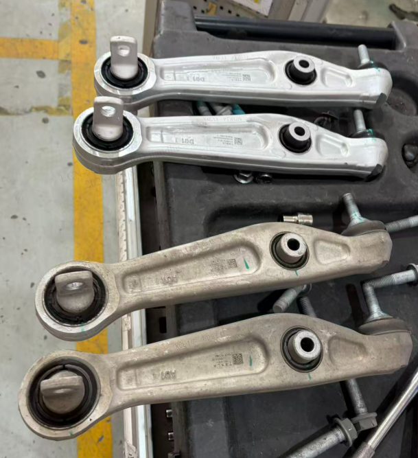 春节回老家前去趟特斯拉4s店保养下，免费更换两根摆臂，做个四轮定位，7w公里胎纹还行！大哥说我开到10w公里没问题！ - 图片 1