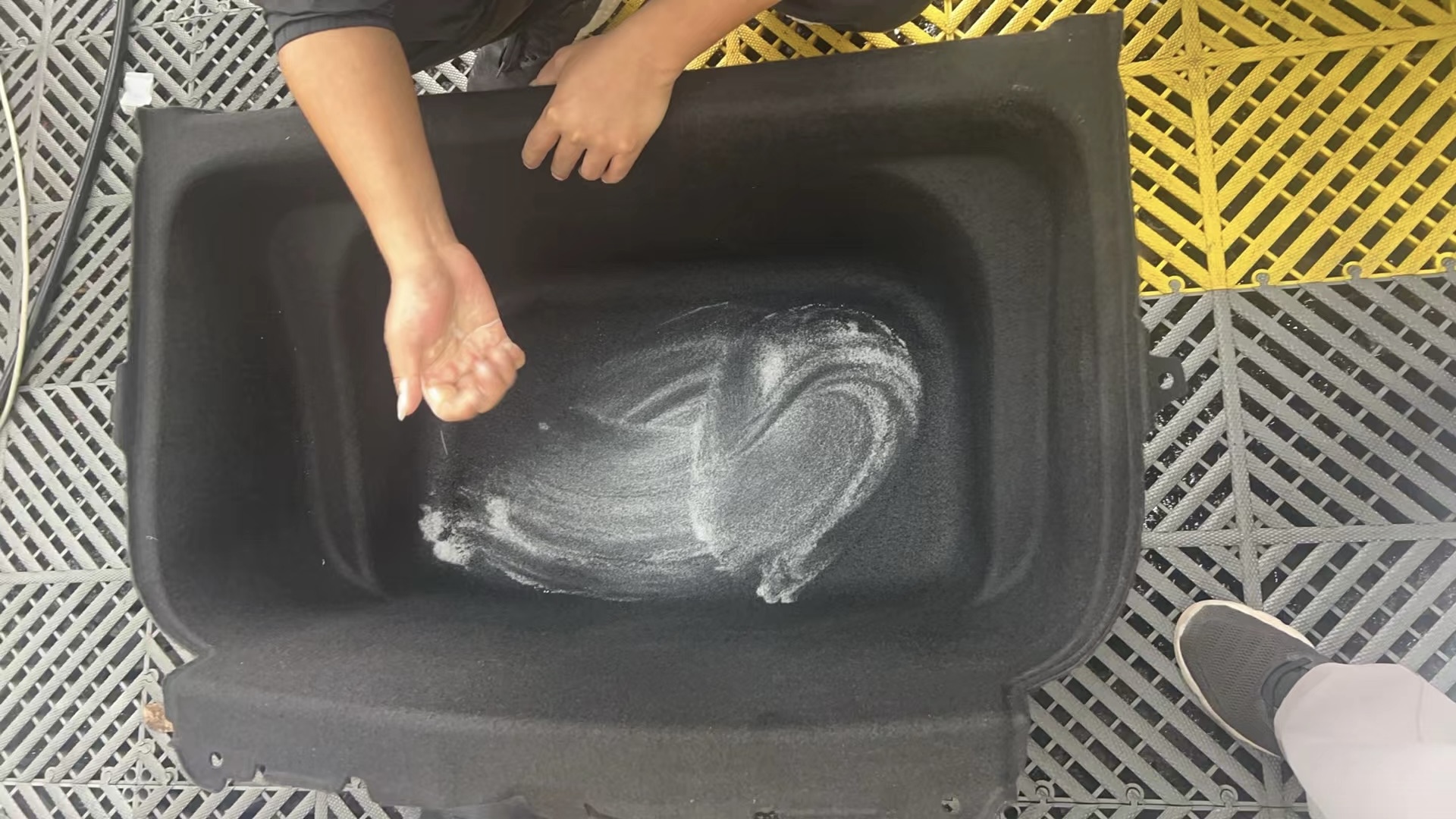 求助：7月份的时候撒了一桶菜籽油到后备箱上面，可能都渗透到底下了，去精细了两次都没洗干净，现在一股子哈喇子味，洗车店不敢拆下面说是电池，求救怎么能完全洗干净 - 图片 1