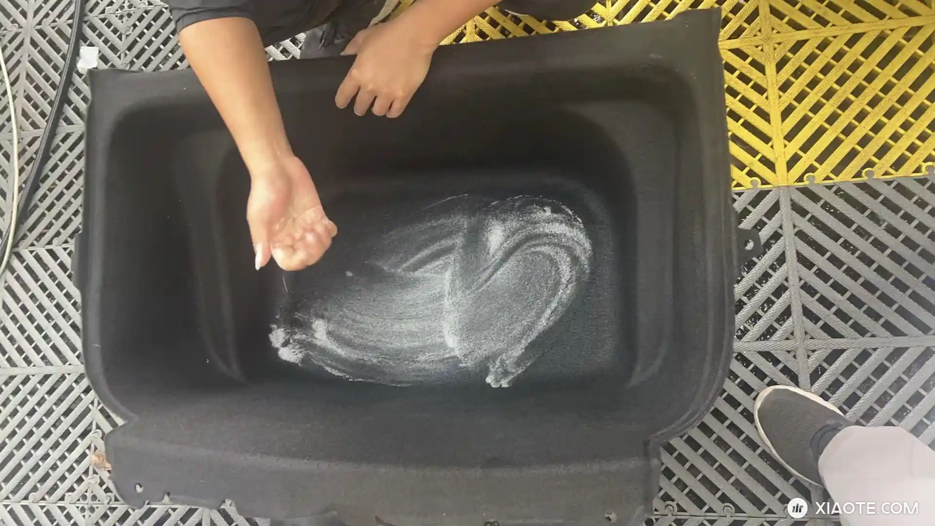 求助:7月份的时候撒了一桶菜籽油到后备箱上面,可能都渗透到底下了,去精细了两次都没洗干净,现在一股子哈喇子味,洗车店不敢拆下面说是电池,求救怎么能完全洗干净 - 图片 1