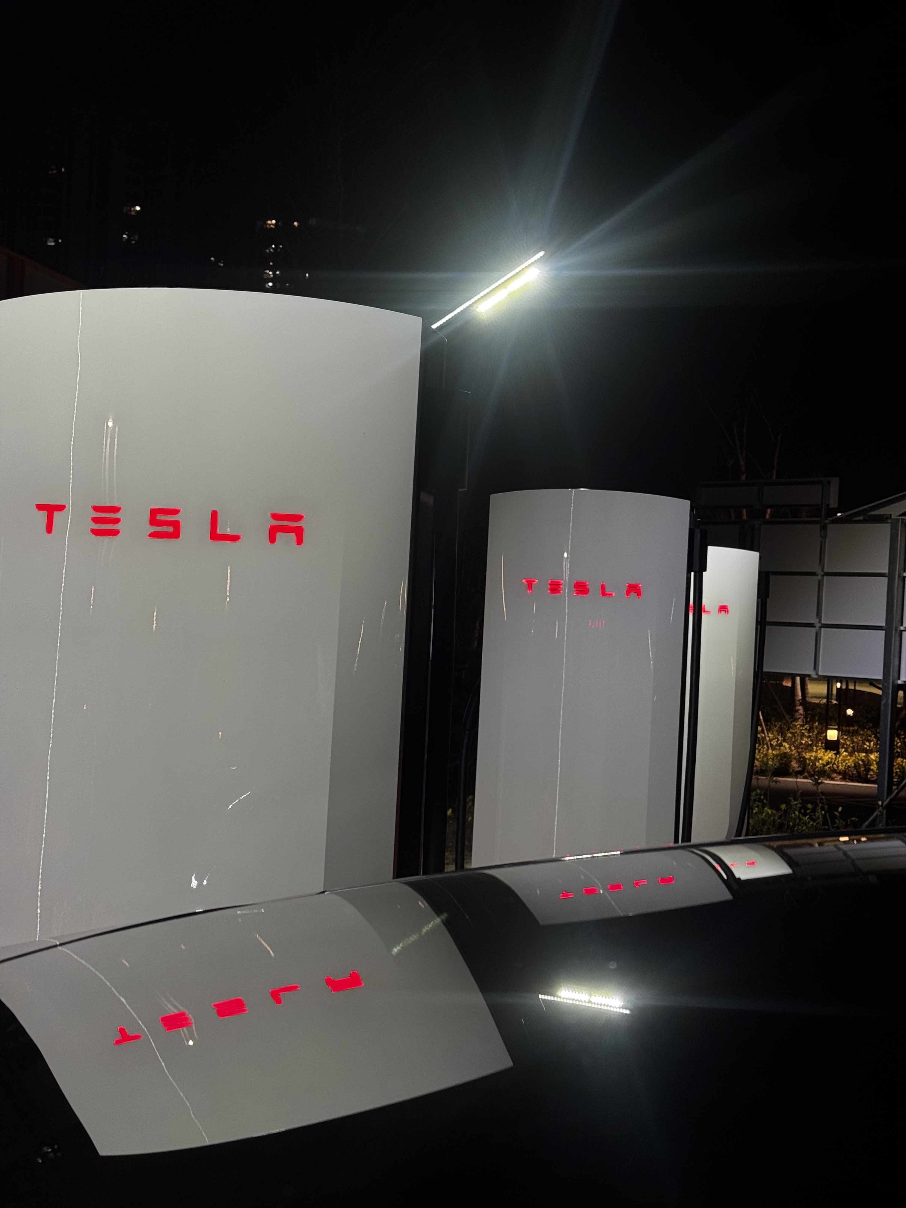 海丰体育中心新开的充电站。有小桔很多根枪。加V4超充三根。很快好使。

节假日高速上面的垃圾第三方充电站实在没啥用。下高速更爽快还可以去附近吃饭。

甚至可以这边体育中心打球一小时轻松一下再走🐶🤪 - 图片 2