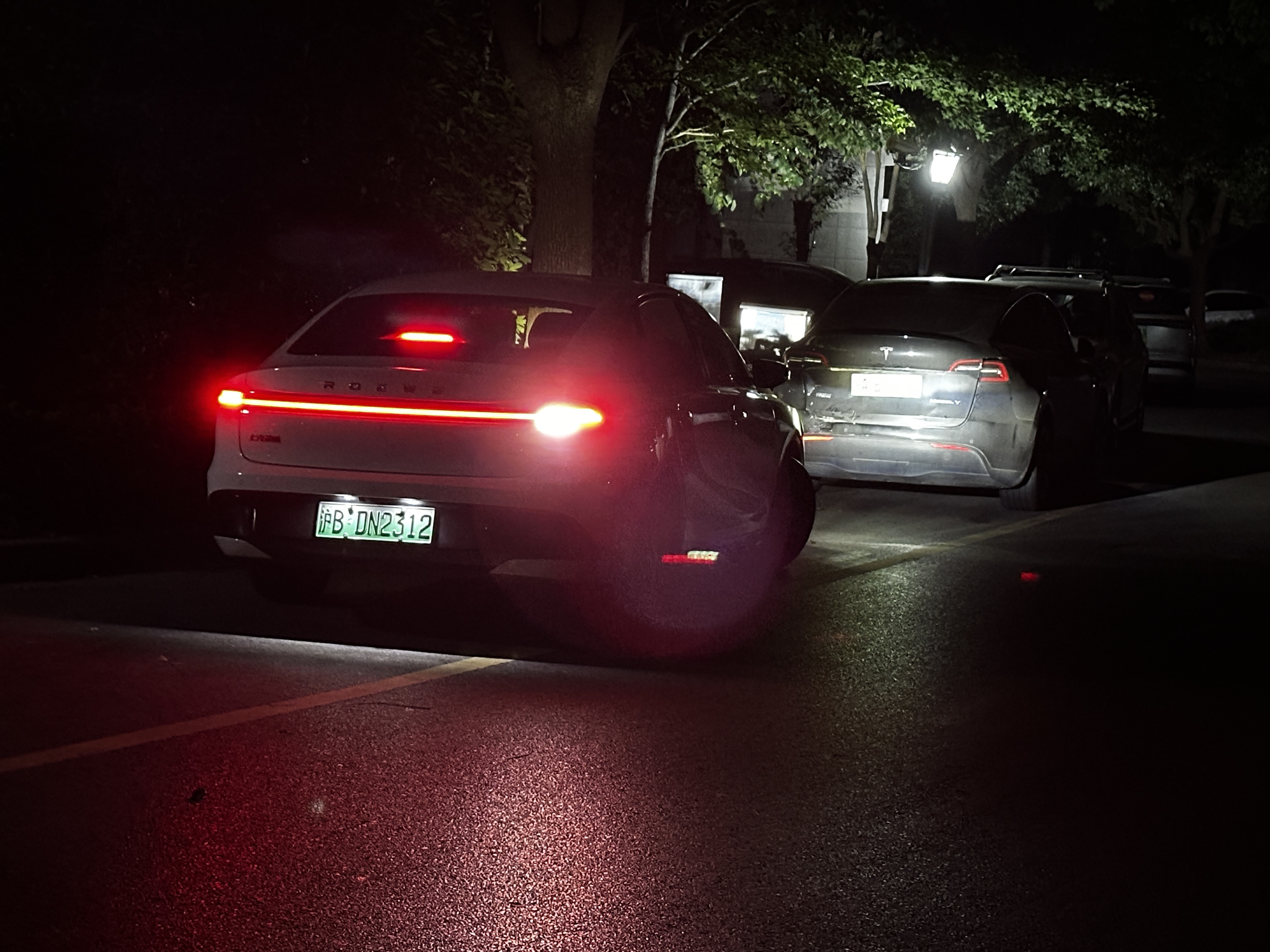 沪ABY6428特斯拉车主，你的车被别人撞了，证据自己来这里取吧 - 图片 2