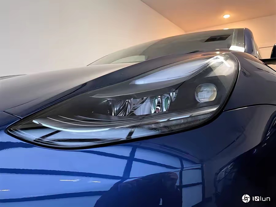 特斯拉将迎来重大更新改进——新矩阵大灯

特斯拉计划通过软件更新（2026.2.xxx版）升级矩阵大灯，以更好地处理反光标志和分阶段像素调暗。新系统将在识别迎面车辆时自动调暗光束，降低对其他驾驶员的眩 - 图片 1