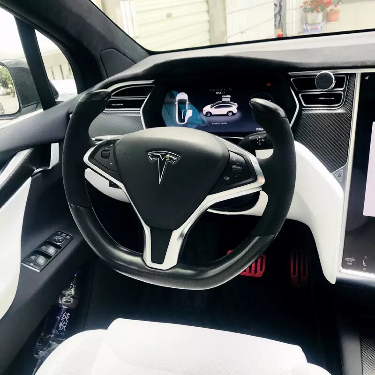 快提车了，汽车改装的一些疑惑 
目前是黑车黑内第一批新版p100d，想着贴xpel的哑光，轮毂喷哑黑基本确定。下面几个在犹豫的：
1.淘宝tmt全车外观碳纤维部件，rs方向盘，这店的东西做工如何？（小 - 图片 1