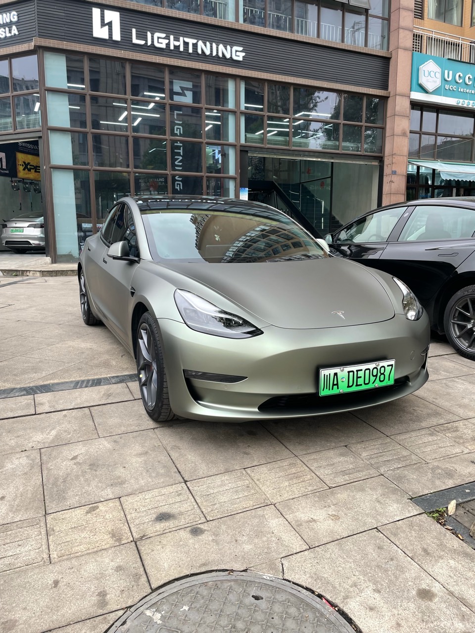 上个月提车之后就把改色提上了日程，说实在话现在改色选色真的很蛋疼，网上查不到资料不说，很多店里的色卡也是乱七八糟，而且色差严重…我想要银色，我媳妇想要绿色，纠结了一波之后我们折中选了哑光灰绿

等待过 - 图片 1