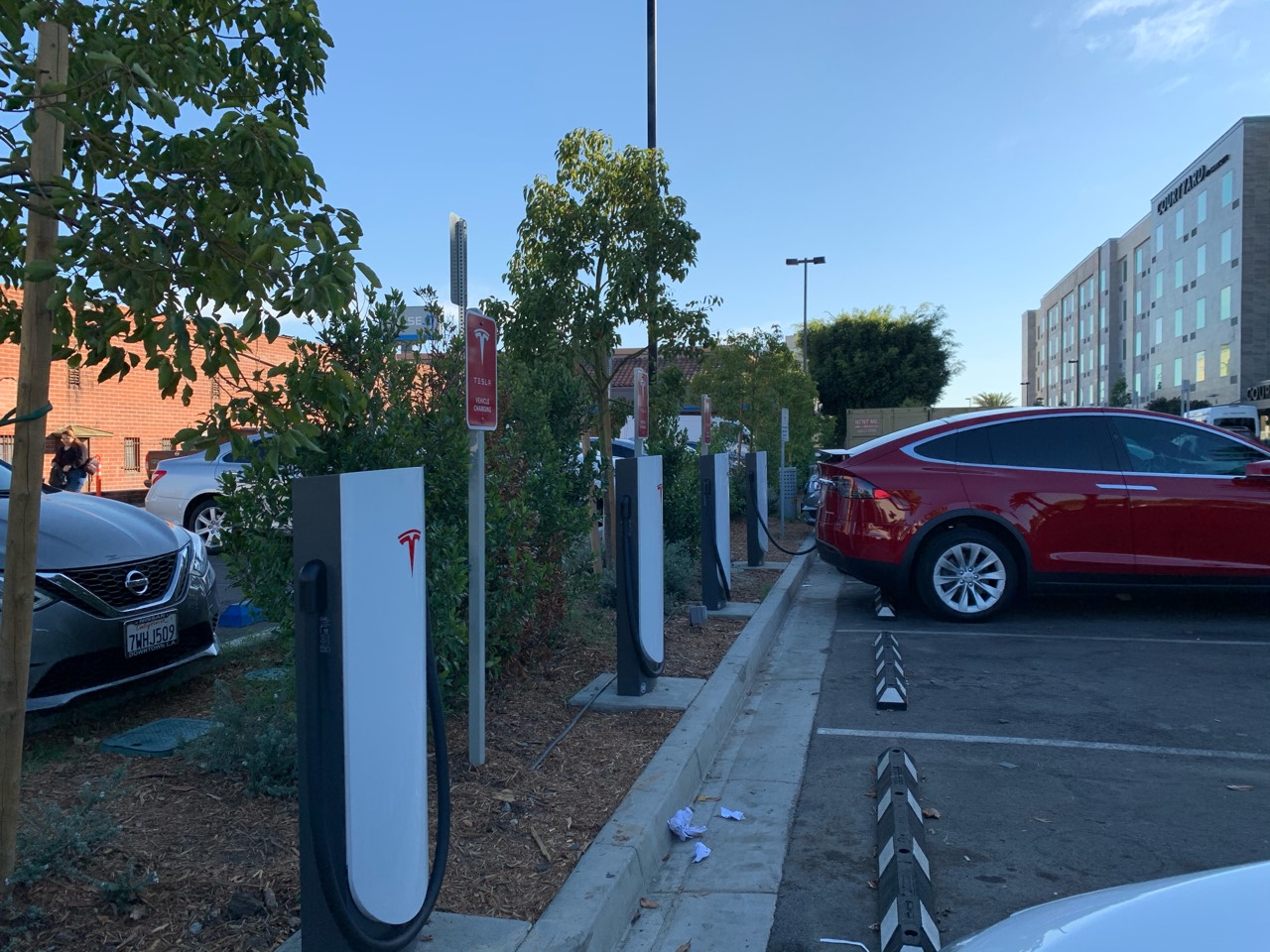 第一次看到Tesla Urban Supercharge，国内暂时好像还没引进。

相比普通的V2超充，USC的体积和占地面积要少很多，充电速度最高只有75kW，但这75kW为独享功率，速度有保障。 - 图片 1