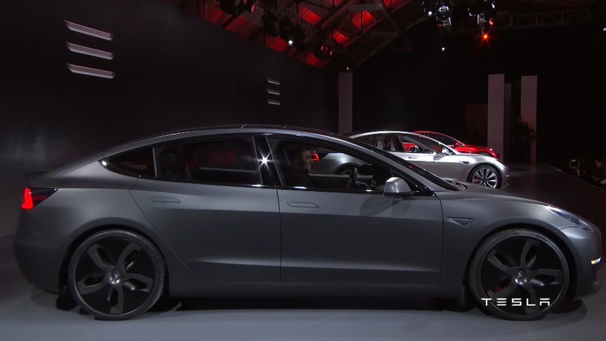 特斯拉Model 3迎来量产十周年，外媒回顾了2016年3月发布时原型车中未能量产的设计元素。

外观方面，原型车采用与Model S相同的自弹出式门把手，量产版改为平齐式手动旋转把手；内饰采用全白色 - 图片 1