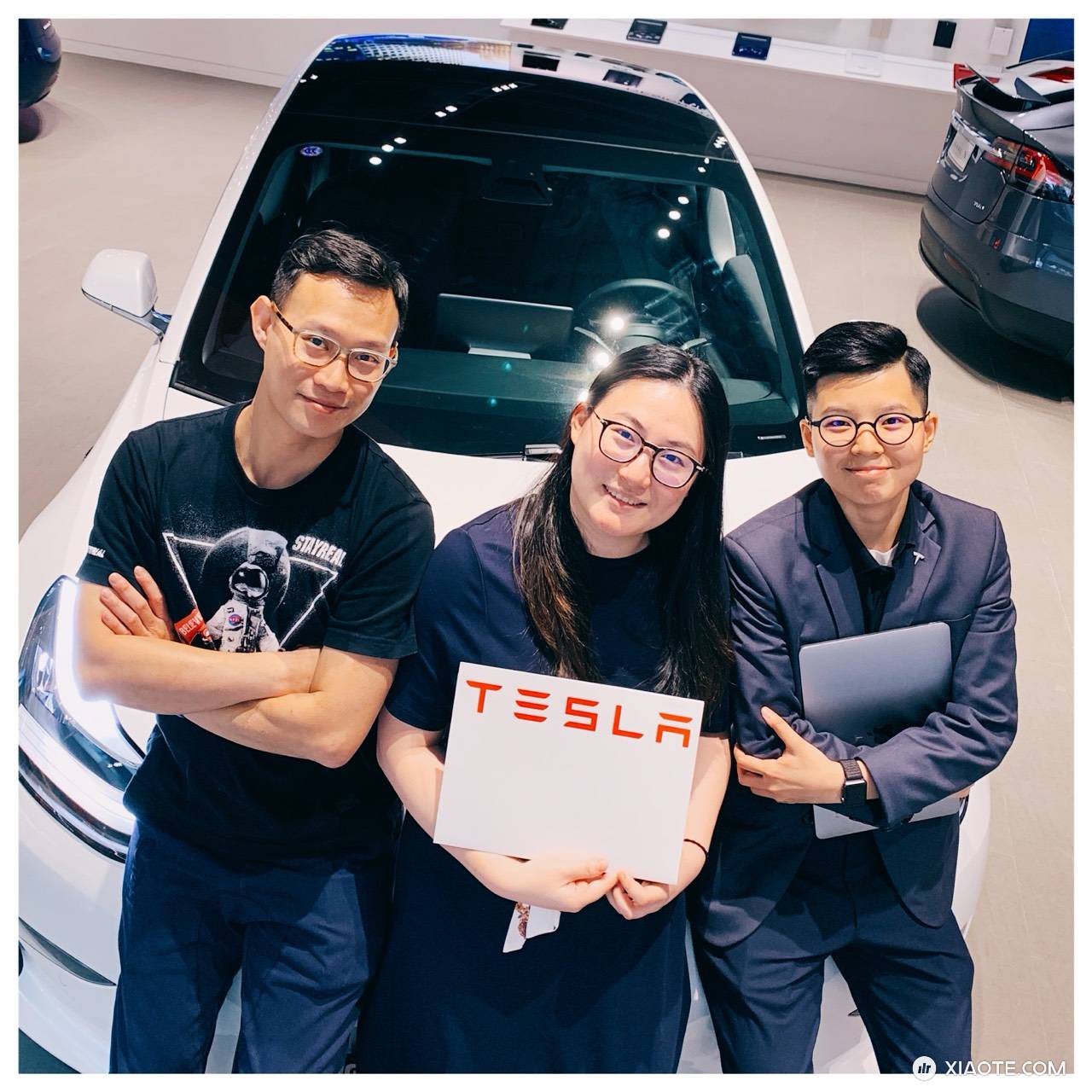 這是一個關於相遇的故事⋯⋯2017年7月,我開始認識model3,下訂後開始了兩年的等待,本來以為是第一批車主,但沒想到,現在路上的model3開始越來越多,我的特斯拉卻還在裝配線上。我右手邊的銷售顧 - 图片 1