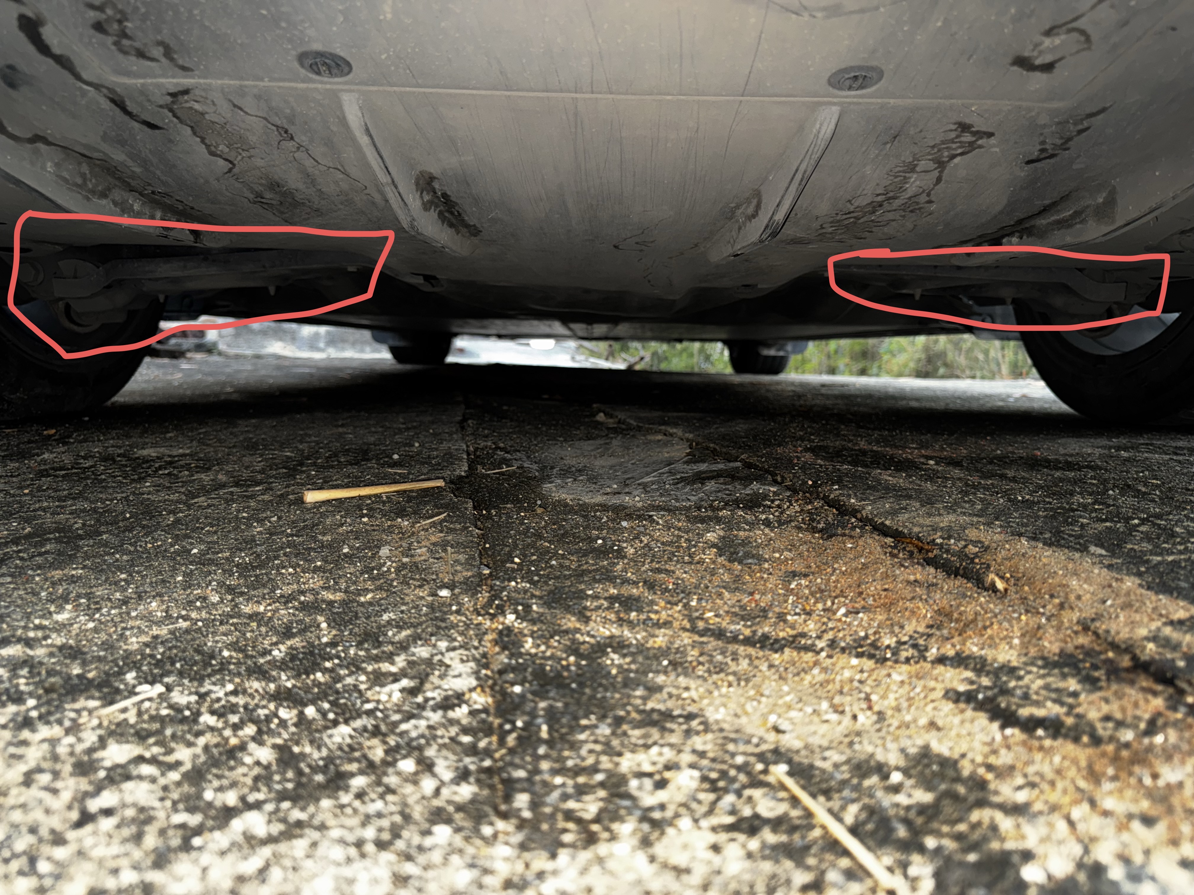 请教大佬们，焕新3今天过一个大坑的时候砰一声，停好车之后蹲下看看有没有刮到底盘，然后发现红圈两处部位高度不一样，请问是哪里断裂了吗 - 图片 1