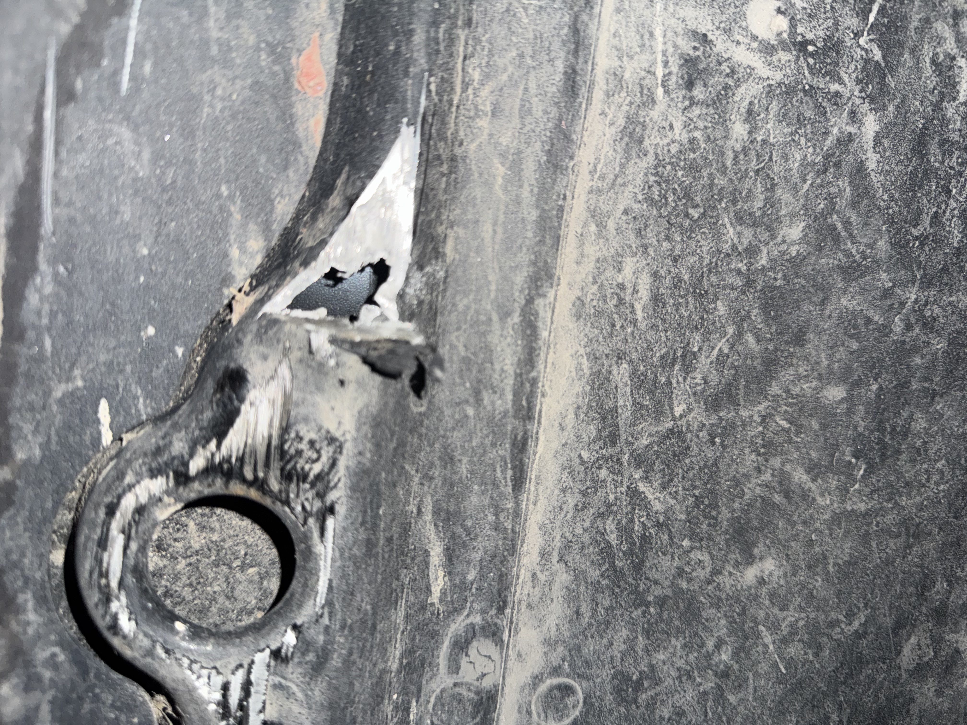 特斯拉这个位置烂了影响吗？下马路牙子被磕到了，然后去4S店查看，说需要做气密性测试，我也做了（我是冤种）然后说电池没事，说后面不会质保了。家人们有维修师傅了解吗？好焦虑啊！无敌倒霉 - 图片 3