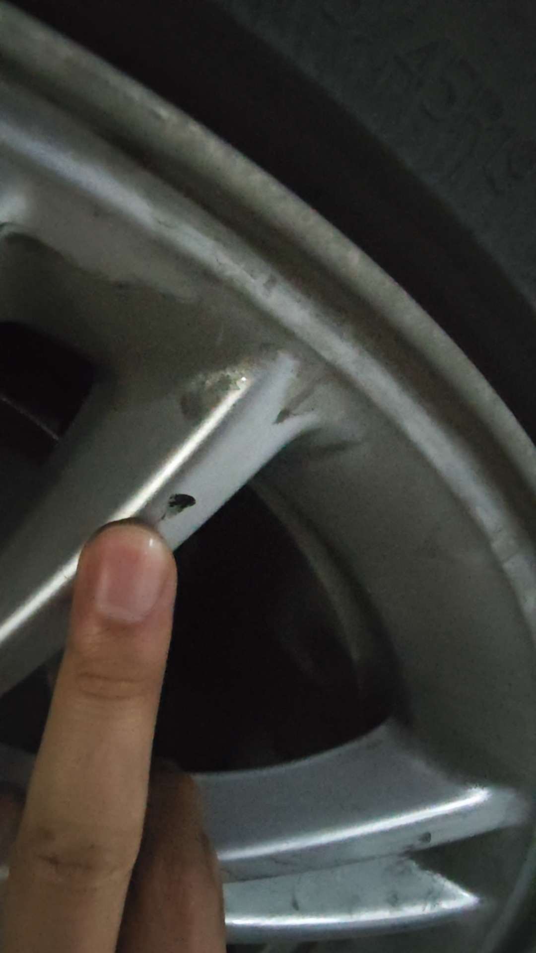 一年没到，今天拆原车轮毂盖，为什么已经表面磨损这样子，跟生锈了一样，酒精也檫不掉？ - 图片 4