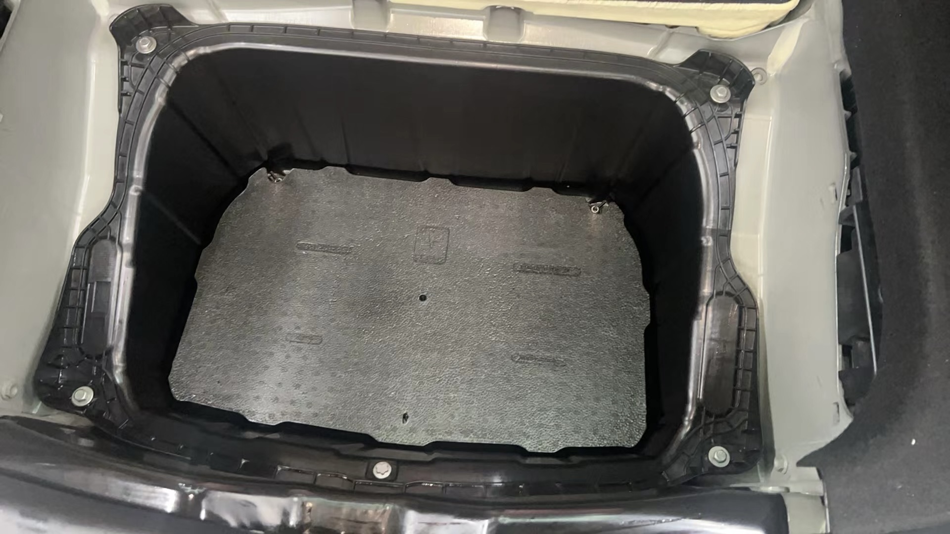 求助：7月份的时候撒了一桶菜籽油到后备箱上面，可能都渗透到底下了，去精细了两次都没洗干净，现在一股子哈喇子味，洗车店不敢拆下面说是电池，求救怎么能完全洗干净 - 图片 2