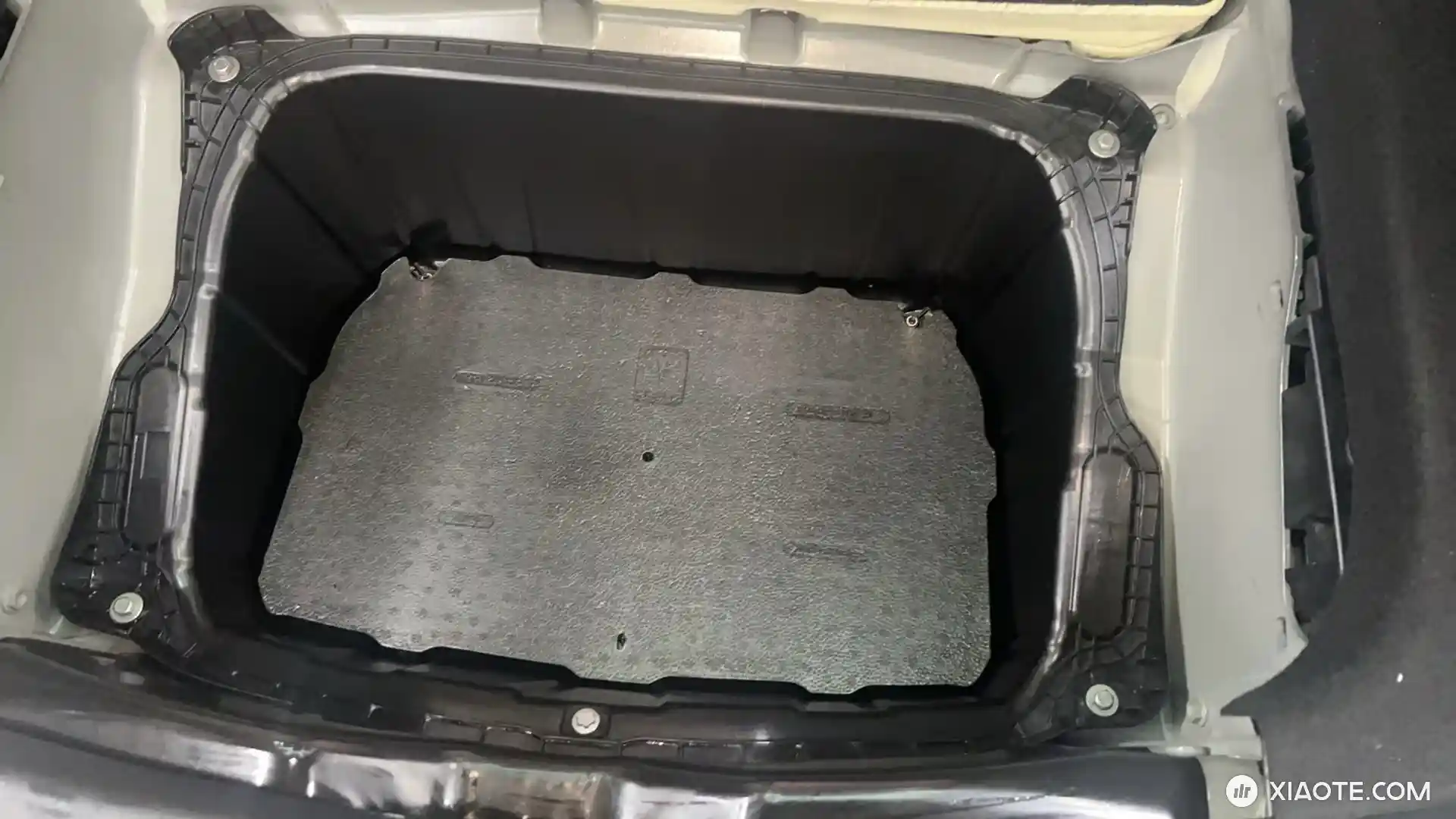 求助:7月份的时候撒了一桶菜籽油到后备箱上面,可能都渗透到底下了,去精细了两次都没洗干净,现在一股子哈喇子味,洗车店不敢拆下面说是电池,求救怎么能完全洗干净 - 图片 2