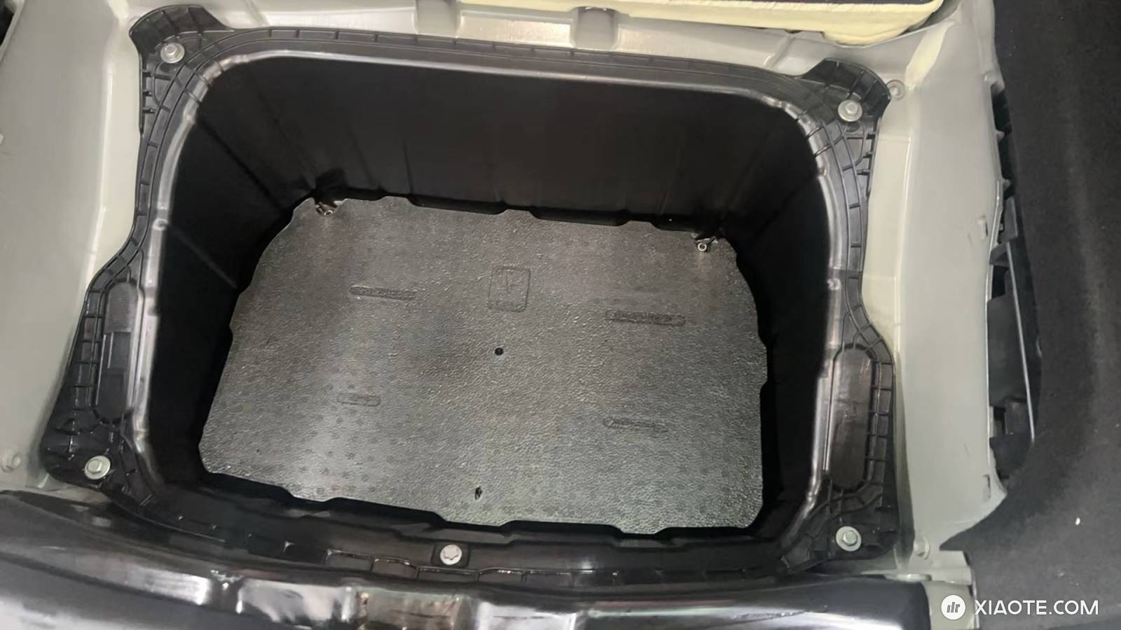 求助:7月份的时候撒了一桶菜籽油到后备箱上面,可能都渗透到底下了,去精细了两次都没洗干净,现在一股子哈喇子味,洗车店不敢拆下面说是电池,求救怎么能完全洗干净 - 图片 2