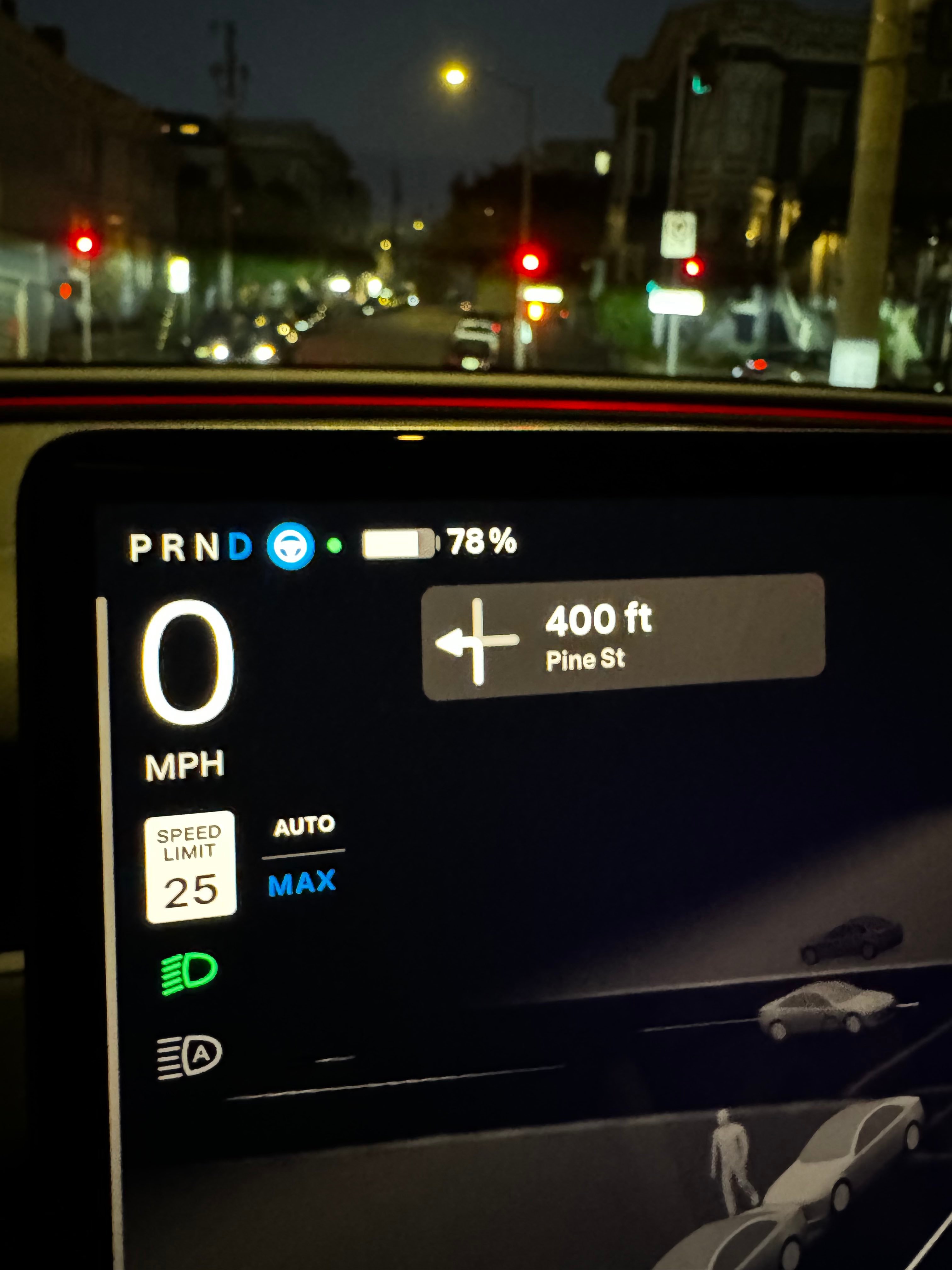 特斯拉 FSD 12.4.1 开始向外部车主推送，此次更新首次弃用方向盘扭力驾驶员状态监测，改由摄像头监测。

在表示 FSD 运行状态的图标和电池图标中间新增了一个摄像头监测状态的绿色状态灯，这个设 - 图片 3