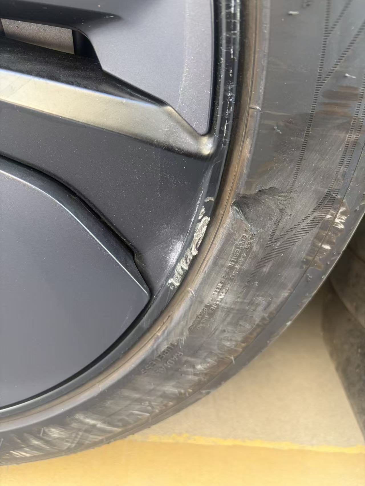 3月份提到车，左前轮挤马路牙子，有必要换胎吗？ - 图片 1