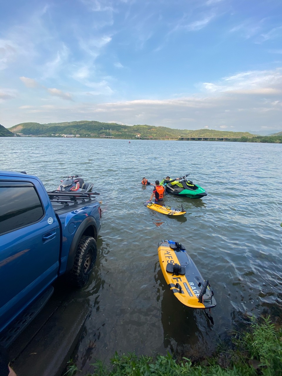 抓住夏天的尾巴再玩趟水！出门带上小特的好处是还能给我的动力冲浪板补电。 - 图片 2