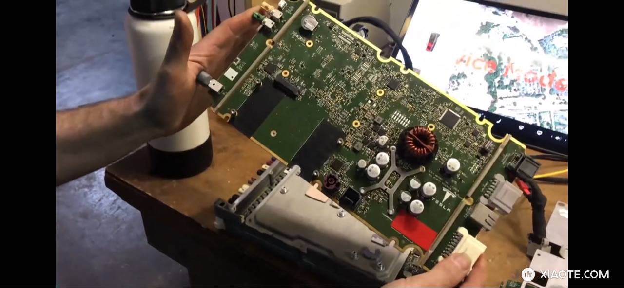 【揭秘】
今天在油管看了此Hacker的视频~
图1右: 2018年以前,S和X的MCU1 用Nvidia
图1左: 2018年以后,S和X的MCU2 用Intel
图2: 3的主板分成了3层,上M - 图片 2