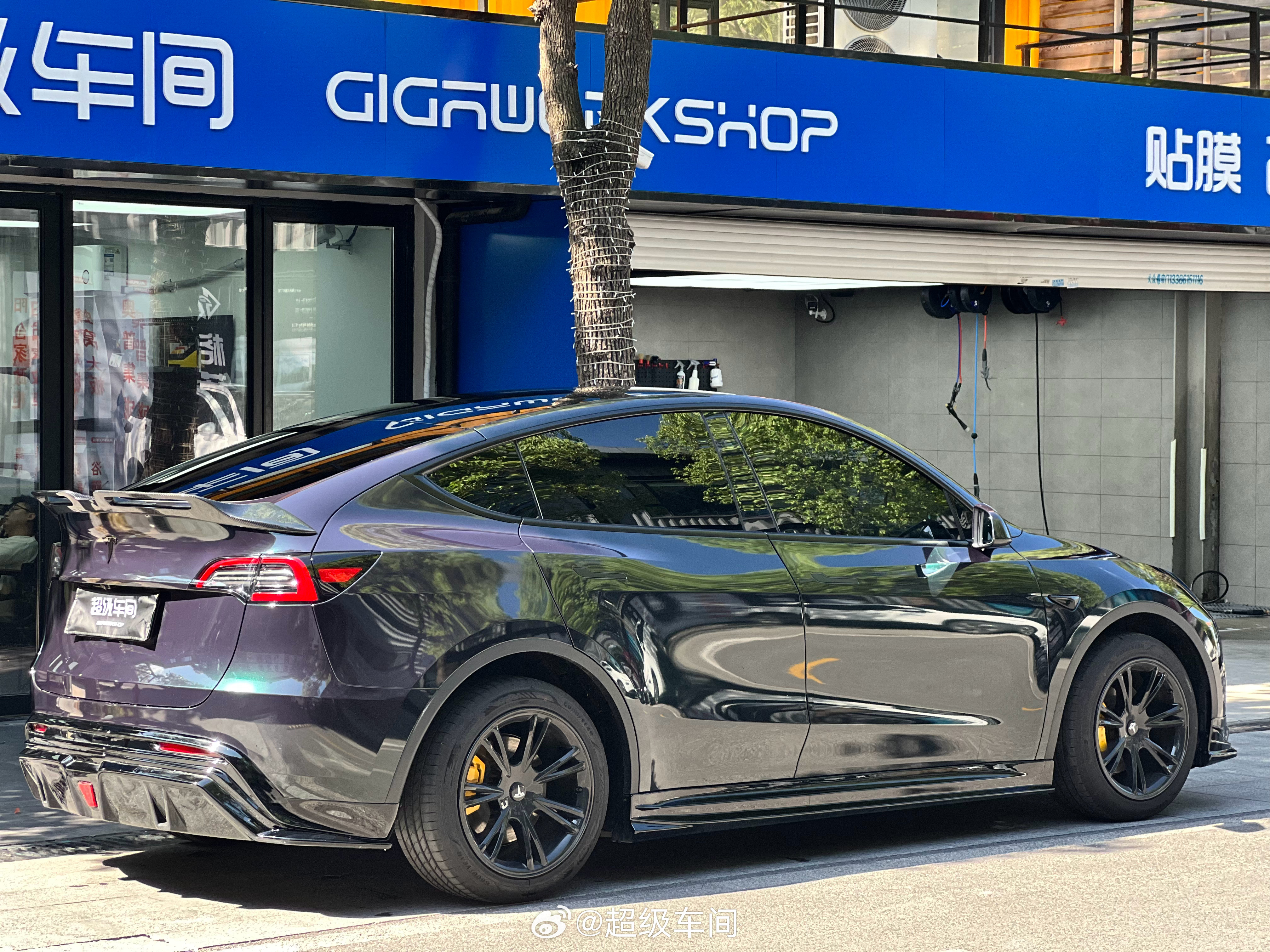 Model Y，祖母石绿➕卡钳烤漆➕BSKT全套包围➕尾翼，简直太酷了低调又不失质感，黄色卡钳点缀的刚刚好@小特叔叔 #特斯拉#

#汽车贴膜#

#改色膜#

#超级车间#

  - 图片 5