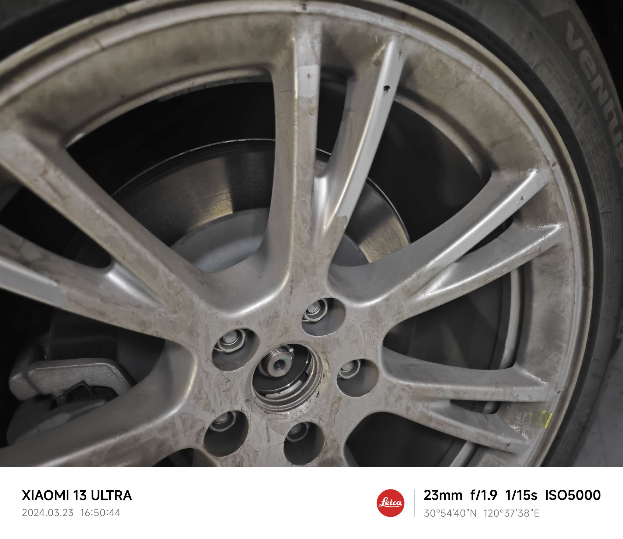 一年没到，今天拆原车轮毂盖，为什么已经表面磨损这样子，跟生锈了一样，酒精也檫不掉？ - 图片 5