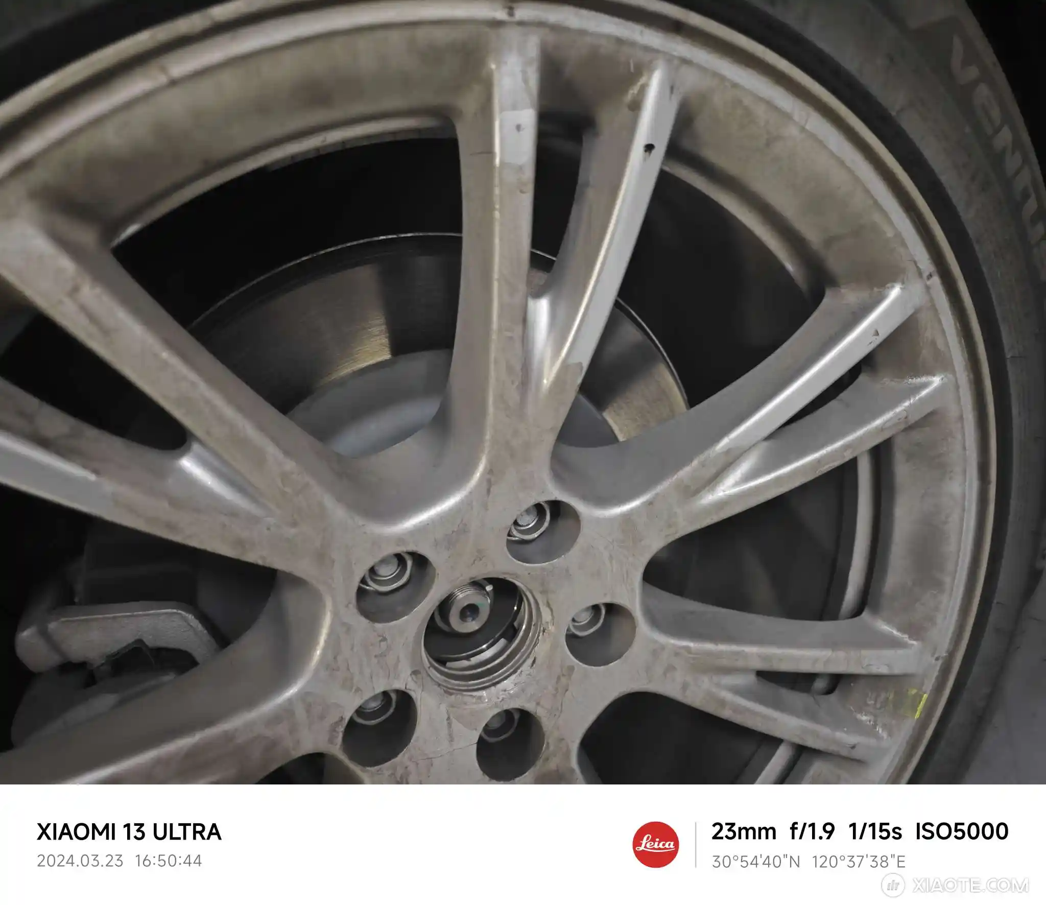 一年没到,今天拆原车轮毂盖,为什么已经表面磨损这样子,跟生锈了一样,酒精也檫不掉? - 图片 5