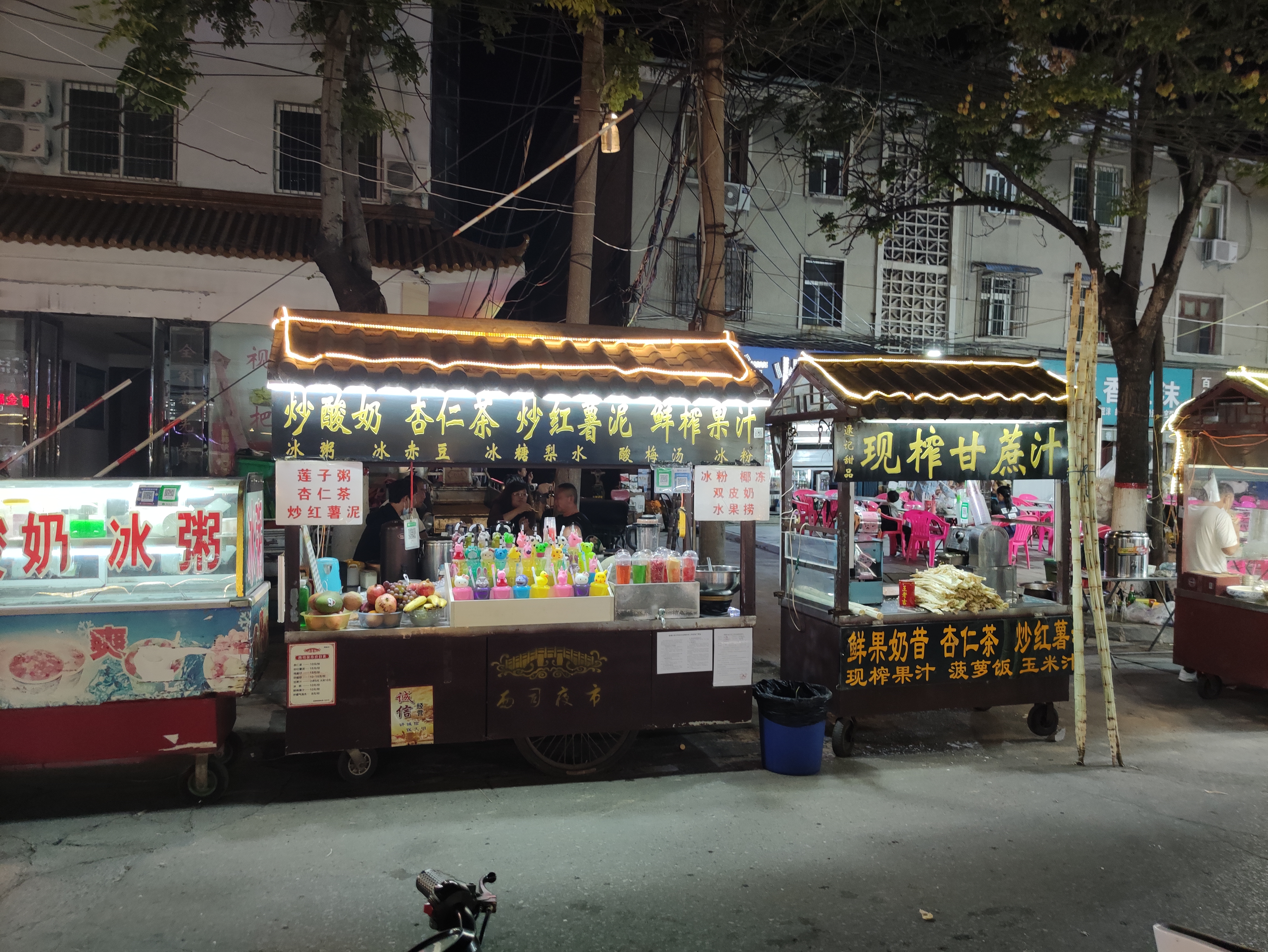 从清明上河园出来后，打卡开封西司夜市。吃了两个烧饼和一晚鸡血汤。半夜去了开封唯一的超级充电桩。在一个叫半亩园房地产项目的地下停车场。 - 图片 7