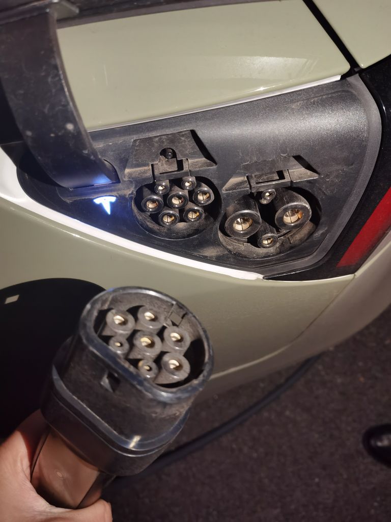 康定机场 特斯拉目的是欧标的
还好上面有蔚来家冲
上面日落景色 闪电金色太美了 - 图片 3