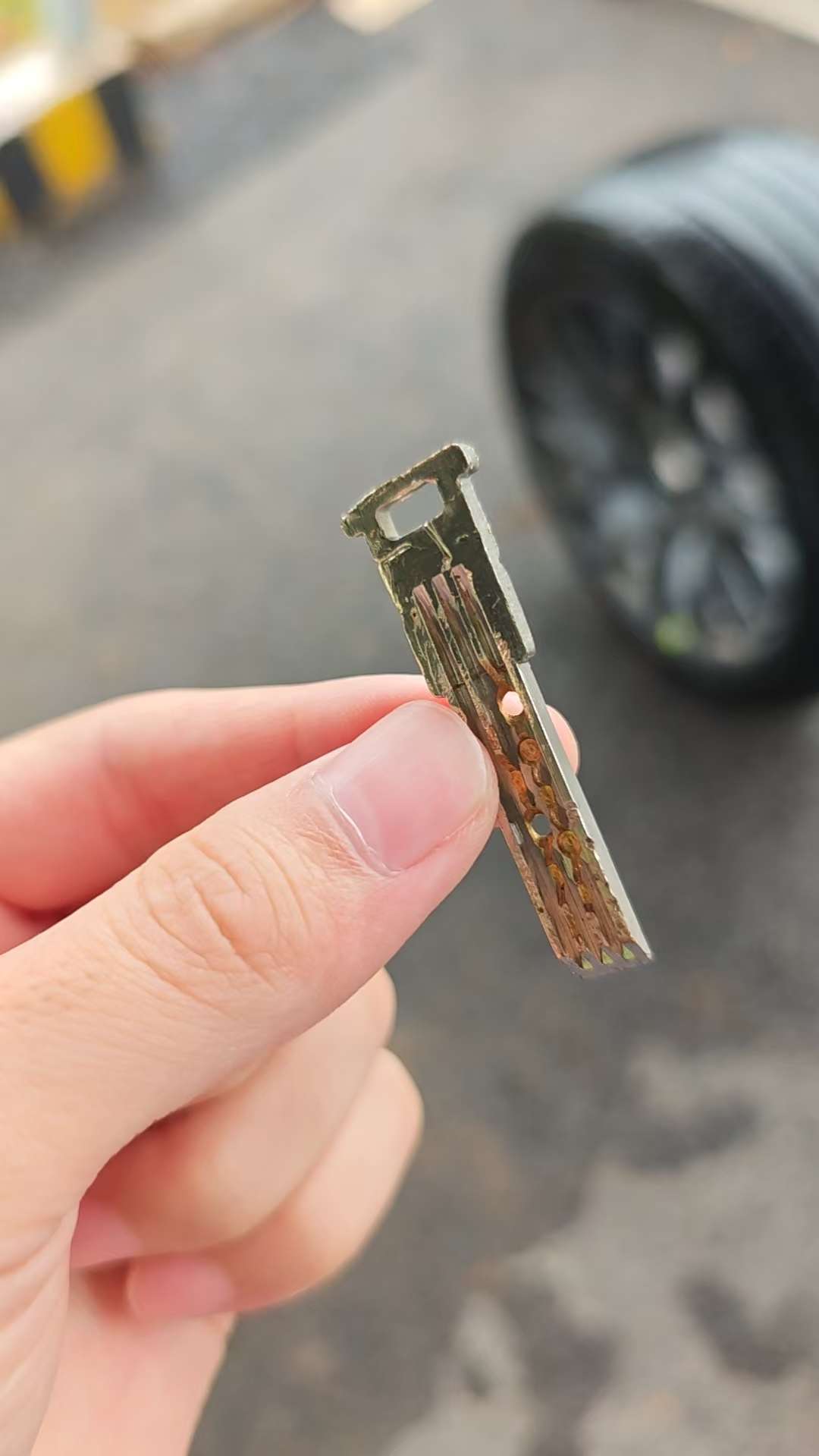 不知道哪个天杀的丢的钥匙，高速扎我后轮里，还遇上下雨，用充气泵打气，充气泵进水坏了。五万多公里第一次扎胎，一个大窟窿。 - 图片 1
