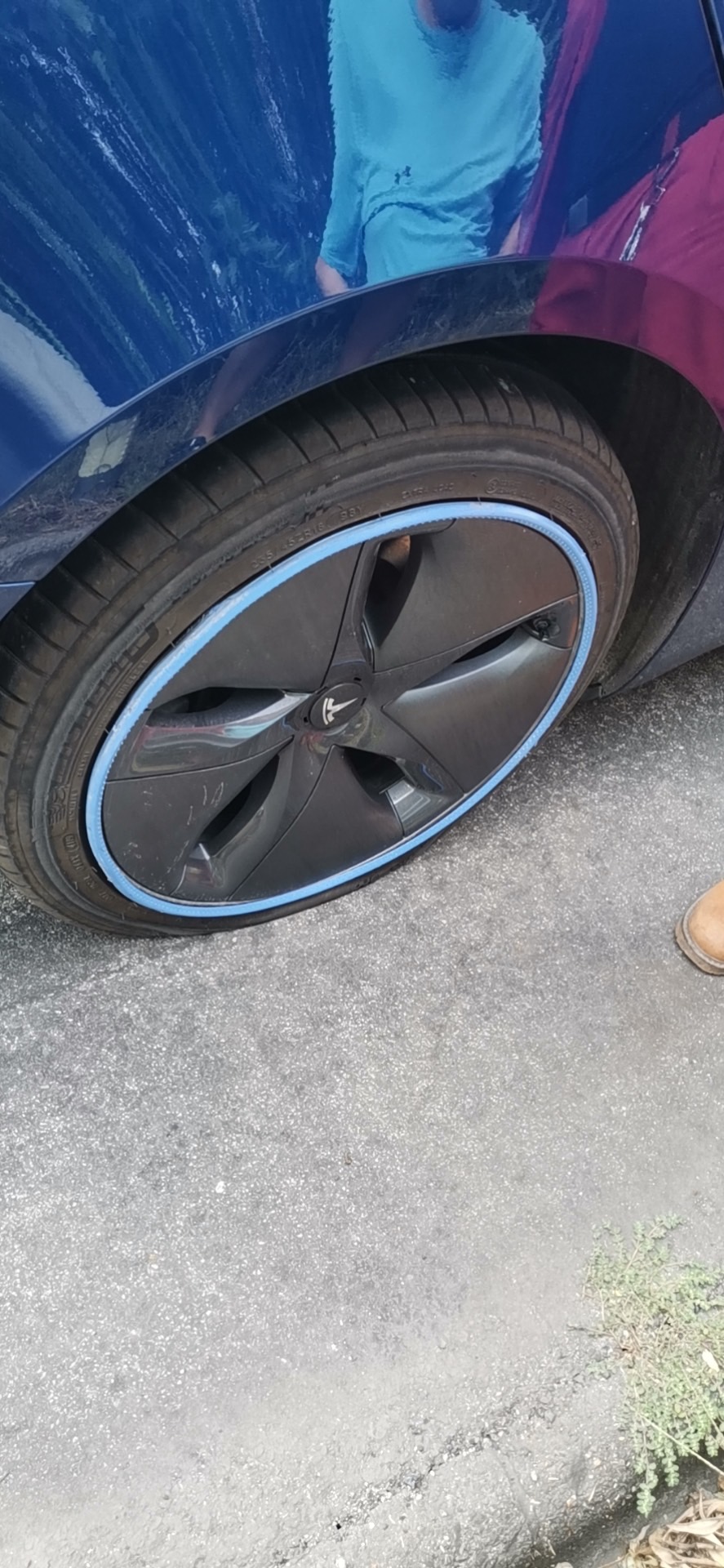 高速报废一个胎 上报路政索赔了 不知道运气如何 
18寸的的ps EV还没出 买了一对其他型号的ev胎 号称增加8%续航 - 图片 3