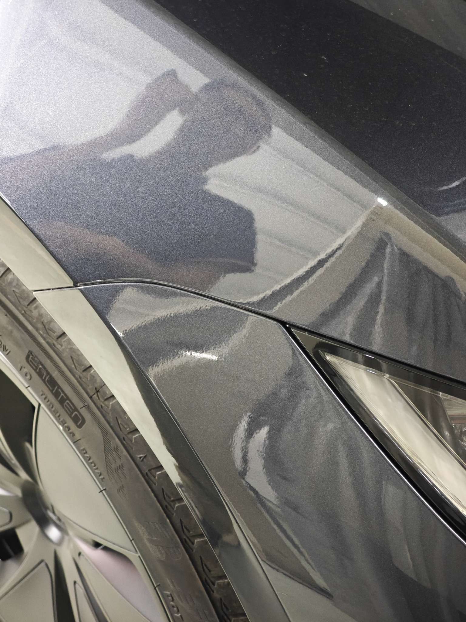 各位你们遇到过拆保险杆喷漆后后两边缝隙不对称，导致两个大灯也不对称，而且大灯一高一低需要调大灯高度才解决。 - 图片 1