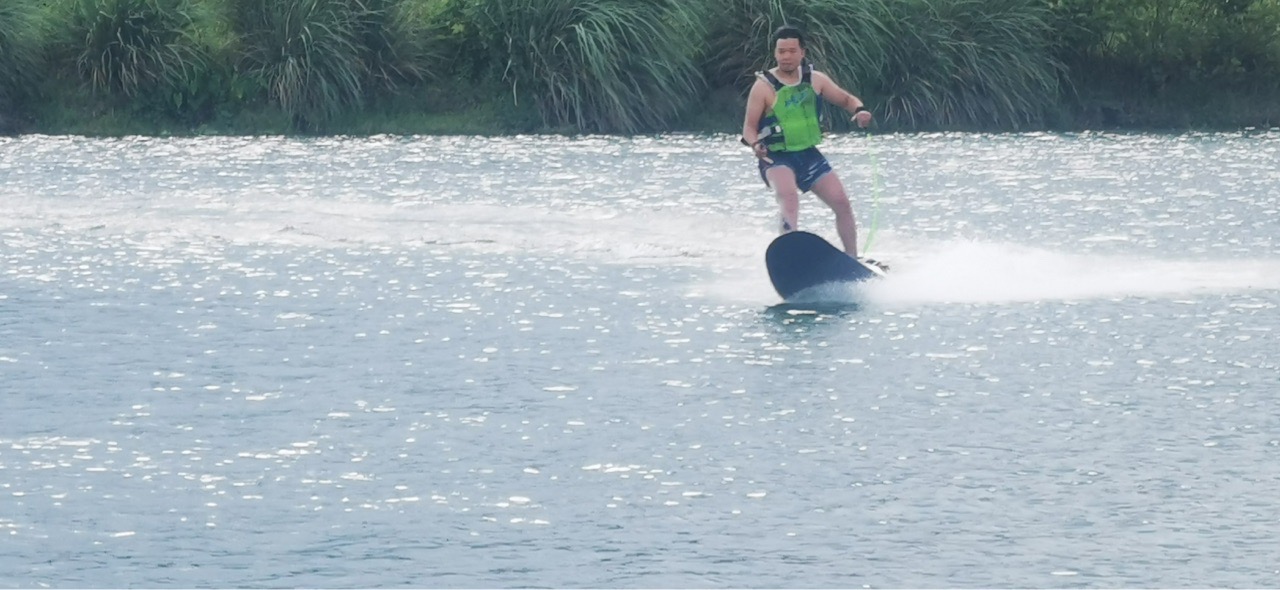 抓住夏天的尾巴再玩趟水！出门带上小特的好处是还能给我的动力冲浪板补电。 - 图片 5