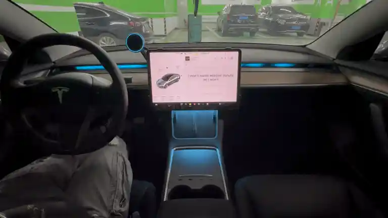 猜测一下2024小改Model S/X的氛围灯
都知道今年年中，S和X会迎来小改，主要加入CyberTruck同款前车头摄像头和氛围灯。
而氛围灯目前官方出的有三种
Model Y偷懒型：仪表台饰板加 - 图片 6