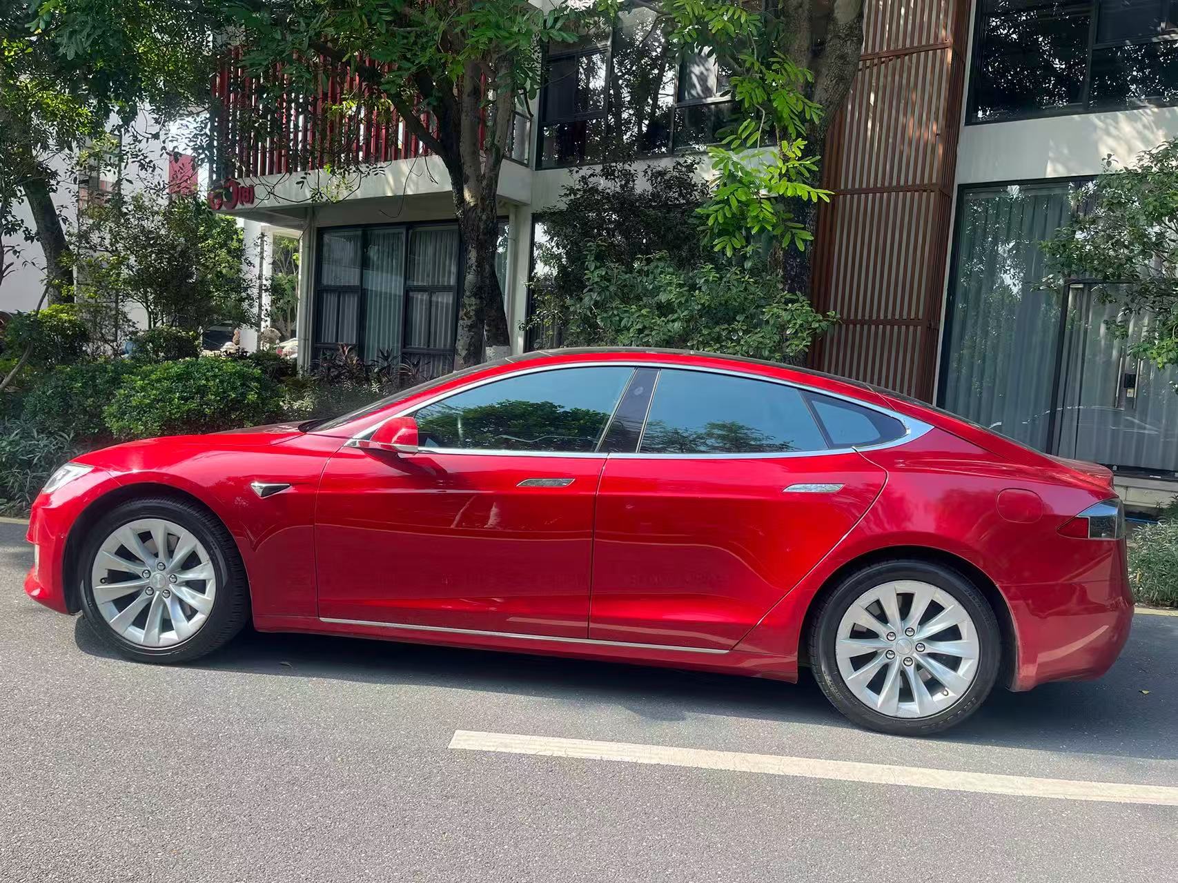 出特斯拉ModelS一手用车18年上牌model s100D，带终身免费充电和增强版辅助驾驶EAP，空气悬驾。续航500多公里，内饰基本没有磨损，非常干净漂亮（车商勿扰） - 图片 1