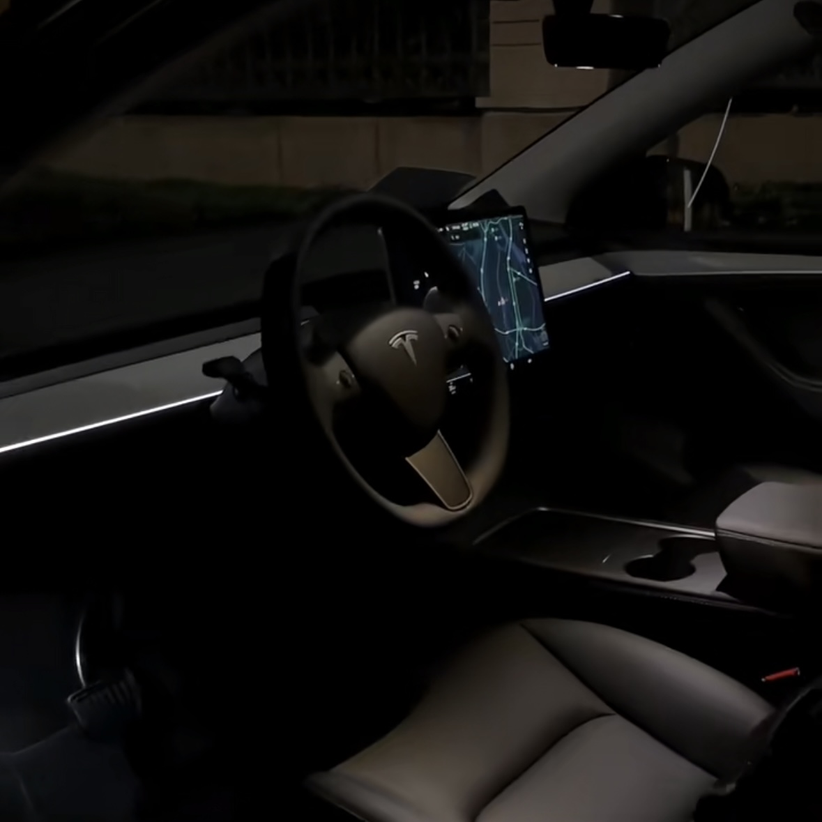 猜测一下2024小改Model S/X的氛围灯
都知道今年年中,S和X会迎来小改,主要加入CyberTruck同款前车头摄像头和氛围灯。
而氛围灯目前官方出的有三种
Model Y偷懒型:仪表台饰板加 - 图片 1