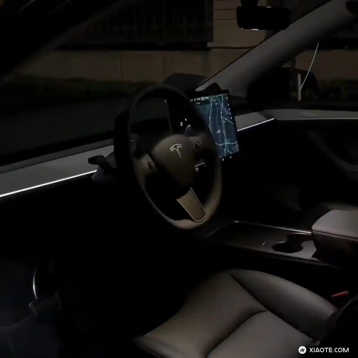 猜测一下2024小改Model S/X的氛围灯
都知道今年年中,S和X会迎来小改,主要加入CyberTruck同款前车头摄像头和氛围灯。
而氛围灯目前官方出的有三种
Model Y偷懒型:仪表台饰板加 - 图片 1