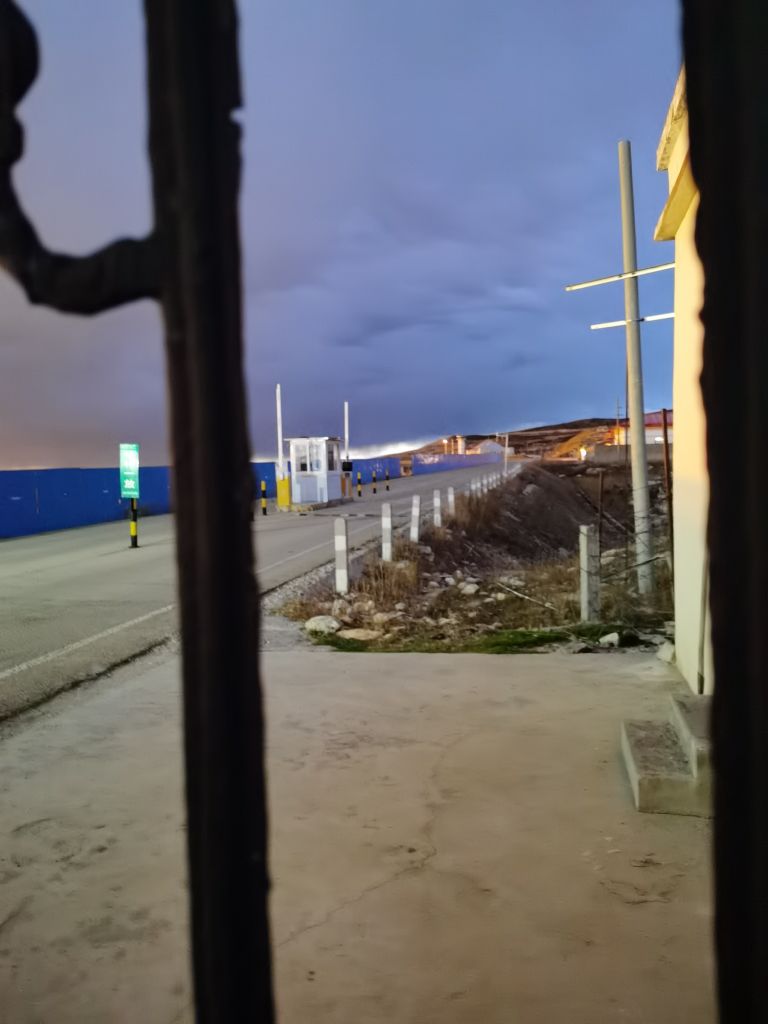 康定机场 特斯拉目的是欧标的
还好上面有蔚来家冲
上面日落景色 闪电金色太美了 - 图片 6