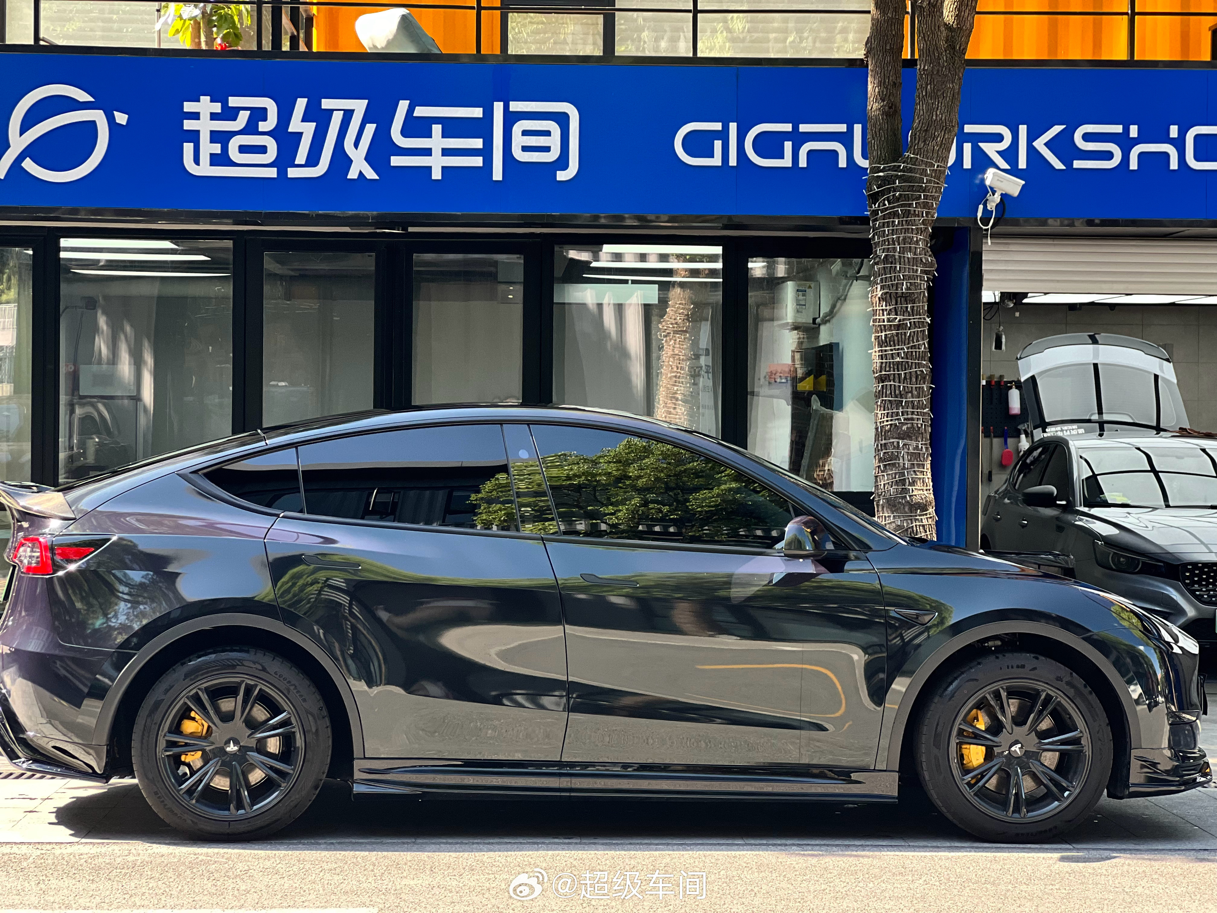 Model Y，祖母石绿➕卡钳烤漆➕BSKT全套包围➕尾翼，简直太酷了低调又不失质感，黄色卡钳点缀的刚刚好@小特叔叔 #特斯拉#

#汽车贴膜#

#改色膜#

#超级车间#

  - 图片 2