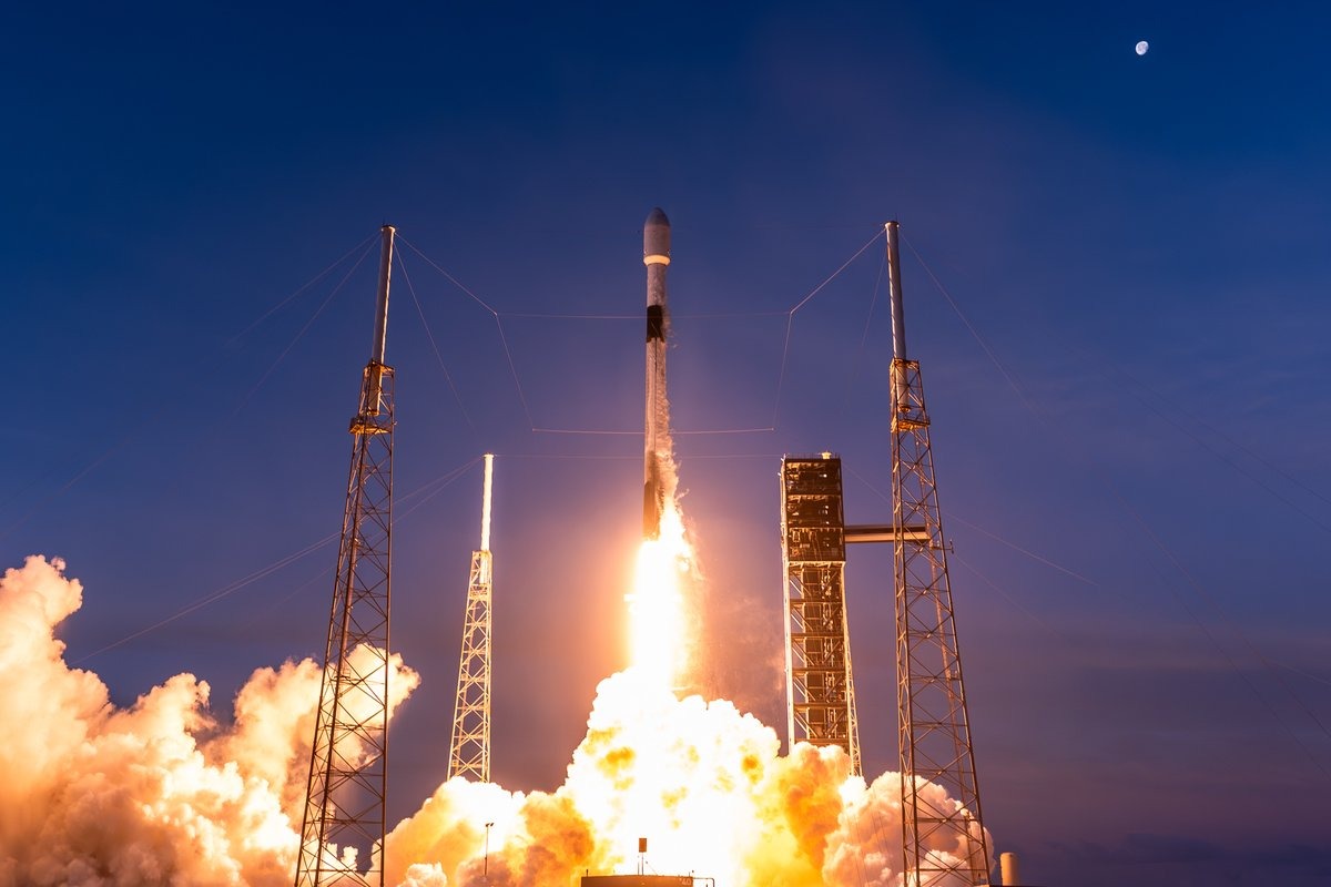 SpaceX IPO在股票正式交易前已打破融资纪录，股价135美元/股，估值约1.8万亿美元，融资约750亿美元。

机构需求远超可用流通股，部分个人基金单笔出价超100亿美元。

史上最大IPO沙特 - 图片 2