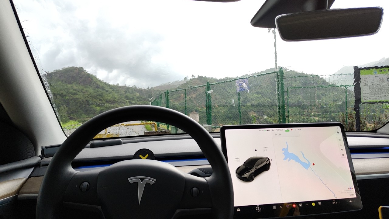 今天替各位把雨天的场景也测了

轮胎：东风鹰击  255 40ZR 20

不知道是不是因为跑了几天的原因，轮胎磨开了之后，好像抓地力有些提升，早上天气还不错，开去跑了一下山，只是感觉侧向支撑没有原来 - 图片 1